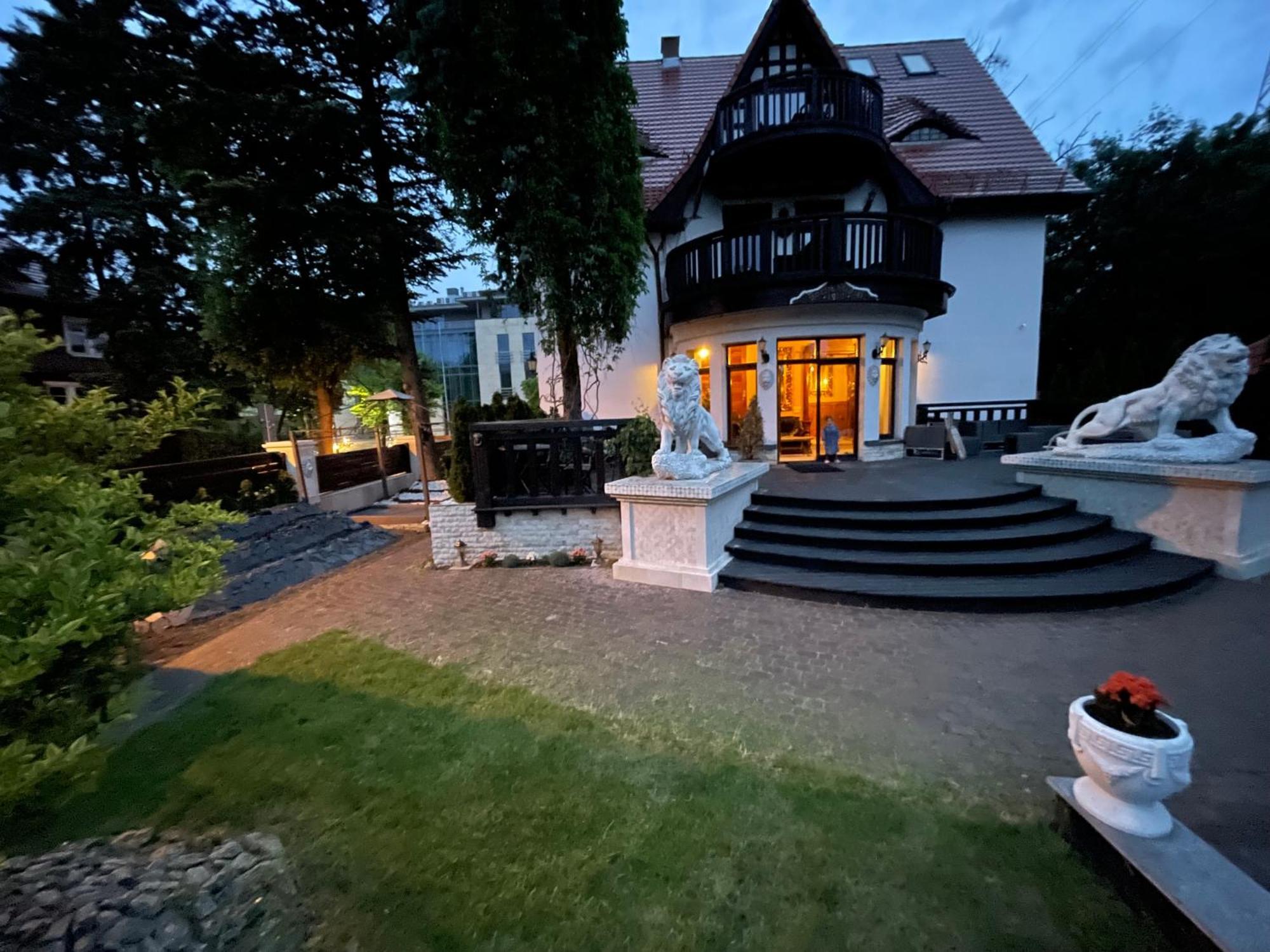 Bed and Breakfast Dworek Oliwski à Gdańsk Extérieur photo